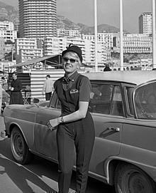 Erfolgreich auf Mercedes-Benz: Ewy Rosquist-von Korff siegte zusammen mit Eva-Maria Falk bei der 33. Rallye Monte Carlo (18. bis 25. Januar 1964) mit einem Mercedes-Benz 220 SEb in der Klasse der Tourenwagen mit einem Hubraum bis 2500 Kubikzentimeter.